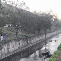 Grande BH: motociclista perde o controle da direção e cai dentro do córrego - CBMMG