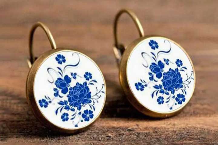 A porcelana também é usada em órios como brincos, colares e broches, unindo beleza e delicadeza.

