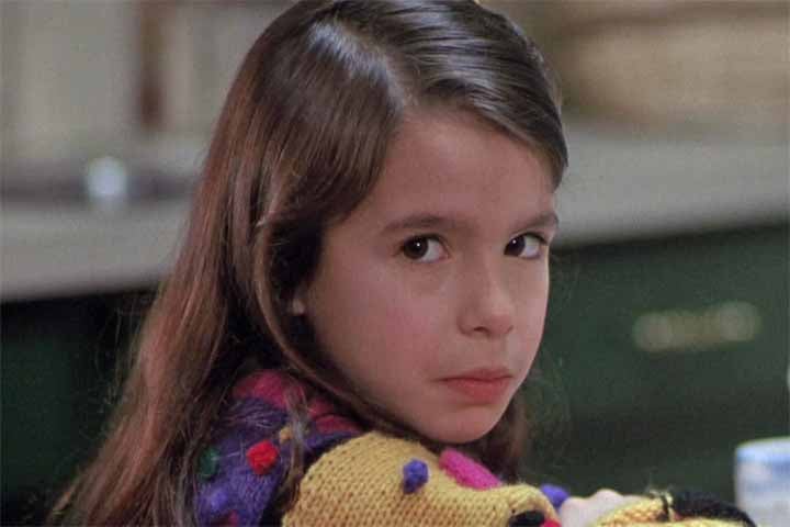 "A Profecia 4"  acontece 10 anos depois da execução do  Anticristo Damien Thorn. Um casal de advogados (Gene e Karen York) adota uma menina órfã. Quando Délia cresce, mortes estranhas cercam a família.