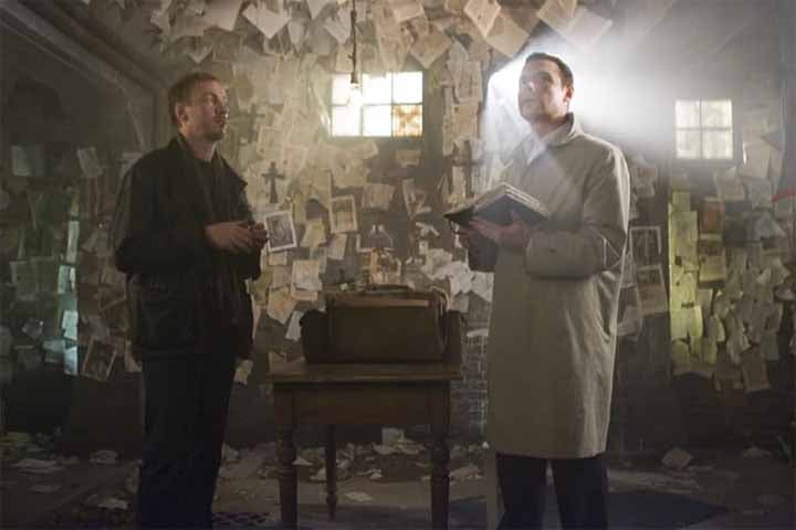 "A Profecia" é um filme de terror estadunidense de 2006, dirigido por John Moore e sendo um remake do clássico de 1976.