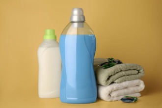 O truque do vinagre e bicarbonato: conheça a receita de amaciante caseiro