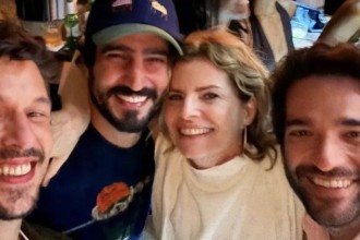 Debora Bloch comemora 62 anos com elenco de 'Vale tudo'