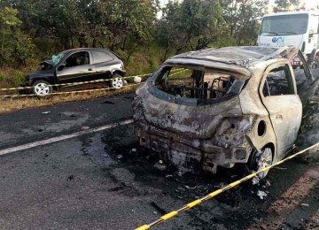 Uma pessoa morre e duas ficaram feridas em batida que causou incêndio na cidade de Monte Carmelo, no Alto Paranaíba -  (crédito: Divulgação/PRF)