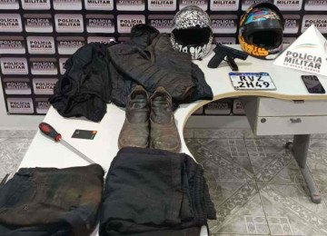 Os suspeitos foram presos e a moto foi recolhida, assim como itens utilizados no assalto -  (crédito: Divulgação/PMMG)