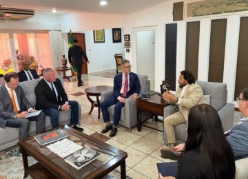 O governador Romeu Zema, o secretário de Justiça e Segurança Pública, Rogério Greco, o secretário de Comunicação Social, Bernardo Santos, e o superintendente de Relações Nacionais e Internacionais da Secretaria de Casa Civil (SCC), Igor Tameirão, se reuniram com o vice-presidente de El Salvador, Félix Ulloa -  (crédito: Aluísio Eduardo/Digital MG)