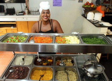 Lenita do Carmo, dona da Cozinha da Ita, na Vila Leonina, Região Oeste da capital

 -  (crédito: Jair Amaral/EM/D.A Press)