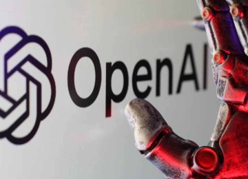 Tela exibe logomarca da Open AI, com mão de robô à frente; imagem meramente ilustrativa -  (crédito: heute)