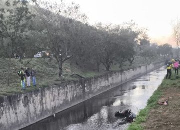 Motociclista que perdeu o controle de direção e caiu em córrego está internado em hospital de Betim -  (crédito: CBMMG)