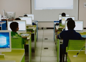 Sala de aula sem professor, com computadores em frente aos alunos; imagem meramente ilustrativa -  (crédito: Ron Lach/Pexels)