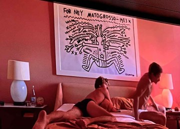Em 'Homem com H', o diretor Esmir Filho homenageia Ney Matogrosso com quadro de Keith Haring furtado em Montreux
 -  (crédito: Reprodução)