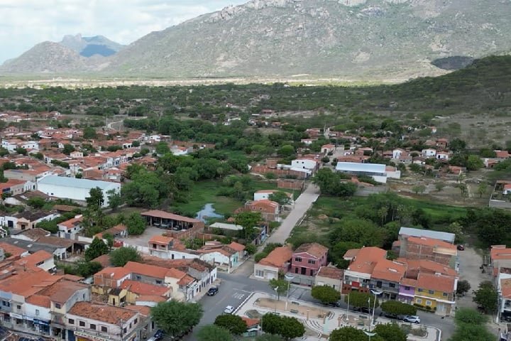 Em 1819, os irmÃ£os LuÃ­s da Mota e Melo e Herculano Rodrigues Mota adquiriram a fazenda Cacimba do Meio, marcando o inÃ­cio do desenvolvimento local. 