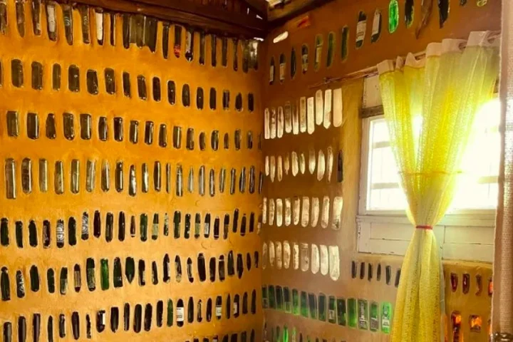 "A Casa de sal, dentro da nossa pesquisa, é a primeira casa no mundo que utiliza garrafas de vidro na vertical na construção, e esse fato contribui diretamente na iluminação e no seu design", explicou Maria Gabrielly.