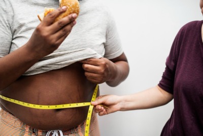 A circunferência abdominal acima de 88 centímetros nas mulheres ou 102 nos homens é um sinal de alerta -  (crédito: rawpixel.com/FreePik)