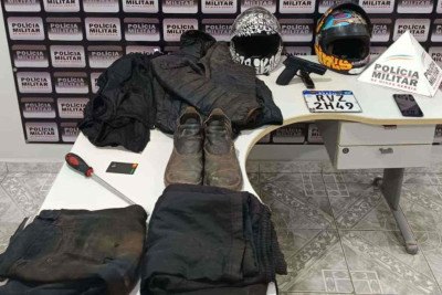Os suspeitos foram presos e a moto foi recolhida, assim como itens utilizados no assalto -  (crédito: Divulgação/PMMG)