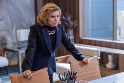 Odete Roitman (Débora Bloch), como qualquer mortal, repete roupa. É o caso do terninho azul, que chamou a atenção do público -  (crédito: Globo/Divulgação)