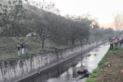 Motociclista que perdeu o controle de direção e caiu em córrego está internado em hospital de Betim -  (crédito: CBMMG)