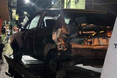 O carro ficou danificado depois do acidente e foi removido ao pátio -  (crédito: Divulgação/PMMG)