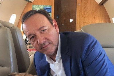 O ator Kevin Spacey, de 65 anos, assina a direção do filme "Holiguards" , estrelado por Dolph Lundgrem, Tyrese Gibson e Eric Roberts. Gravado no México com orçamento de 10 milhões de dólares, o filme marca um retorno de Spacey à indústria cinematográfica após ficar na geladeira por causa do processo de assédio. -  (crédito: Reprodução X)