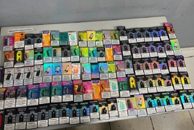 Jovem 18 anos é preso com mais de 100 cigarros eletrônicos e drogas -  (crédito: Divulgação/PMMG)