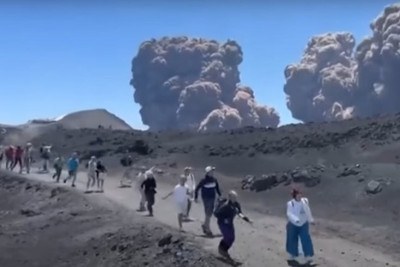 Turistas saíram correndo quando o vulcão Etna, na Itália, entrou em erupção. O local é um dos mais visitados na Sicília, já que as pessoas têm curiosidade de conhecer o monte de um dos vulcões mais famosos do mundo.  -  (crédito: Foto: Reprodução de vídeo CNN)