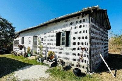 Uma mãe e sua filha que vivem em Pernambuco construíram a primeira casa vertical feita com garrafas de vidro do mundo. -  (crédito: Reprodução/@casadesal.eco)