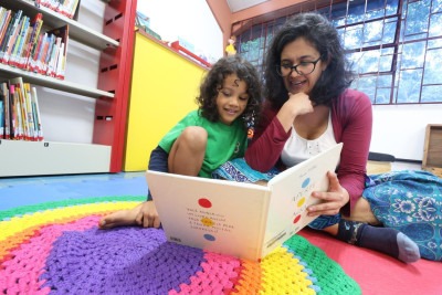 Cauã de Alcantara León, de 5 anos, e a mãe Andrea Catalina León Amaya, de 45, visitaram a Casa da Infância -  (crédito: Marcos Vieira/EM/D.A Press)