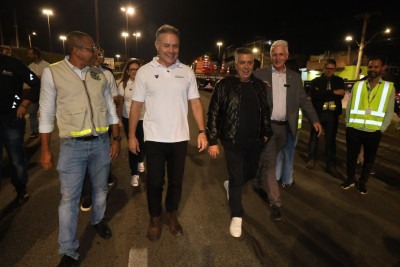 Prefeito de BH, Álvaro Damião (o terceiro da esquerda para direita, à frente) esteve presente nas inspeções do primeiro trecho do Anel. Ele estava ao lado do ministro dos Transportes, Renan Filho (o segundo da esquerda para a direita) -  (crédito: Marcos Vieira/EM/D.A Press)