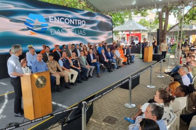 Governador Romeu Zema anunciou programa "Encontro das Águas" em evento em estruturam montada na Praça Doutor Carlos, em Montes Claros -  (crédito: Luiz Ribeiro/EM/DA Press)