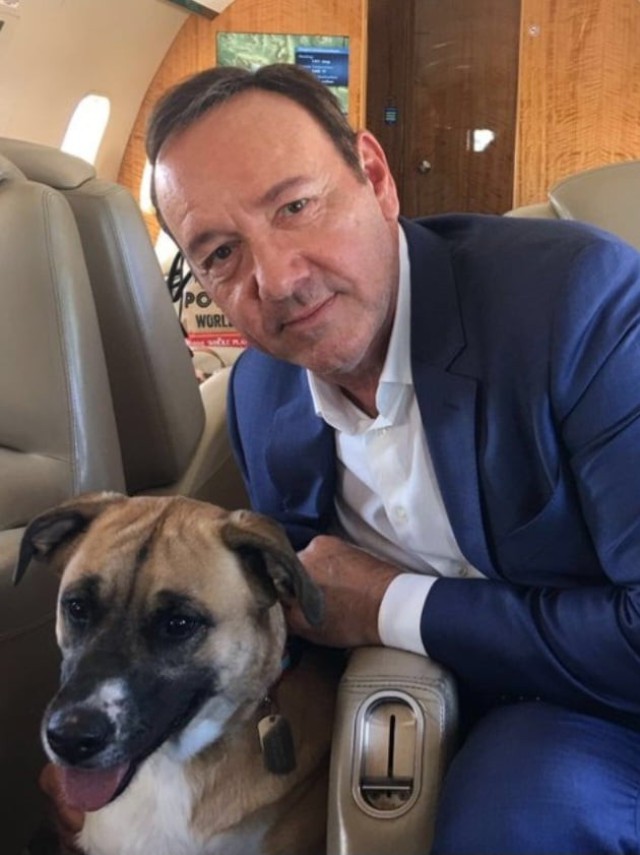 Kevin spacey chora e tenta retomar carreira após processo por assédio