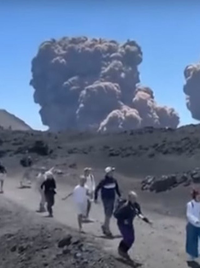 Vulcão surpreende ao entrar em erupção e turistas saem correndo desesperados