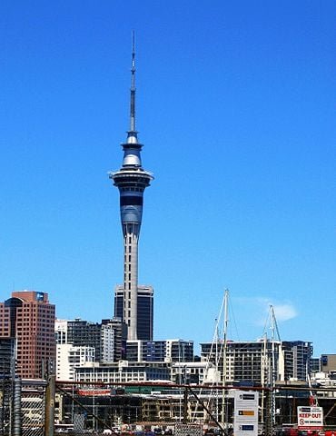 Sky Tower (1997)
Com 328 metros de altura, é o edifício mais alto do Hemisfério Sul e um dos símbolos de Auckland. Além de funcionar como torre de telecomunicações, oferece vistas panorâmicas e atividades radicais, como o SkyJump.