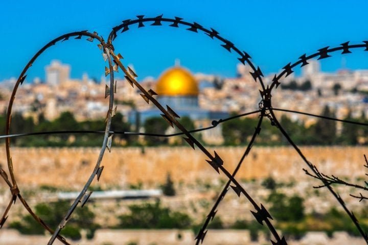 Apesar de sua beleza espiritual e cultural, Jerusalém também é um lugar marcado por tensões e conflitos. A coexistência entre comunidades muitas vezes é desafiada por disputas territoriais, políticas e religiosas.