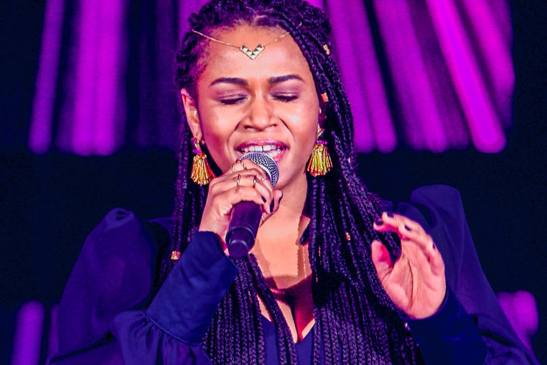 Carla Sceno canta, com os olhos fechados, em audição às cegas do The Voice Brasil, em 2020