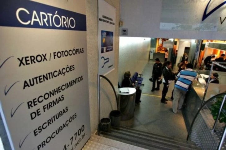 No caso de mudança do sobrenome, é preciso comprovar vínculo afetivo ou de parentesco com alguém que carregue a identidade pretendida. 
