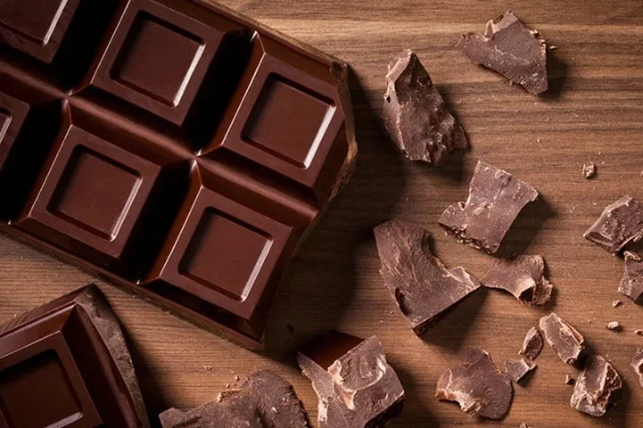 Muitos tipos: O chocolate escuro, que precisa ter pelo menos 35% de sólidos de cacau, é considerado o mais saudável. Se a porcentagem de cacau chegar a 70%, os benefícios para a saúde aumentam, como a redução do risco de doenças cardíacas.-Divulgação