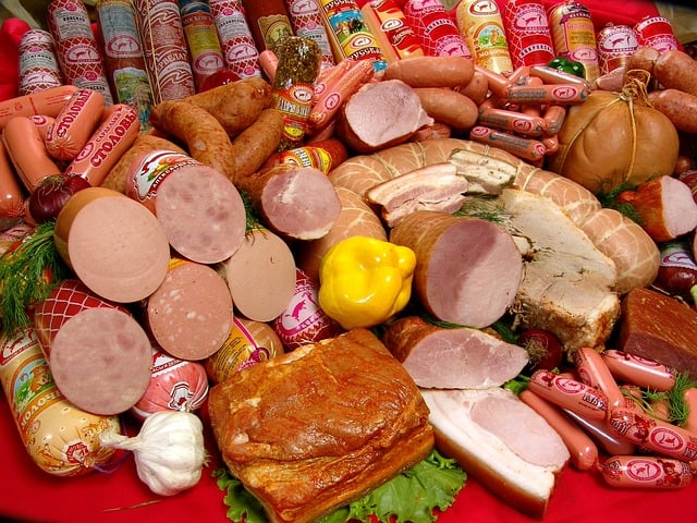 Os  compostos químicos adicionados podem alterar o DNA do organismo, que fica mais propenso a doenças. As versões de frango e light são consideradas um pouco menos nocivas. 