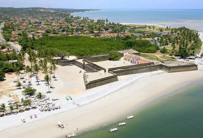 Separada do continente pelo Canal de Santa Cruz, a ilha abriga o Forte Orange (foto), construído pelos holandeses no século 17, e a Vila Velha, núcleo histórico com casarios coloniais. 