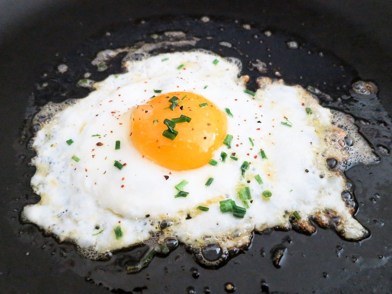 O ovo pode ser consumido de vÃ¡rias formas, como cozido, frito, mexido, entre outros. Ele tambÃ©m pode ser usado na preparaÃ§Ã£o de bolos, biscoitos, pÃ£es, suflÃªs, crepes e ensopados. 