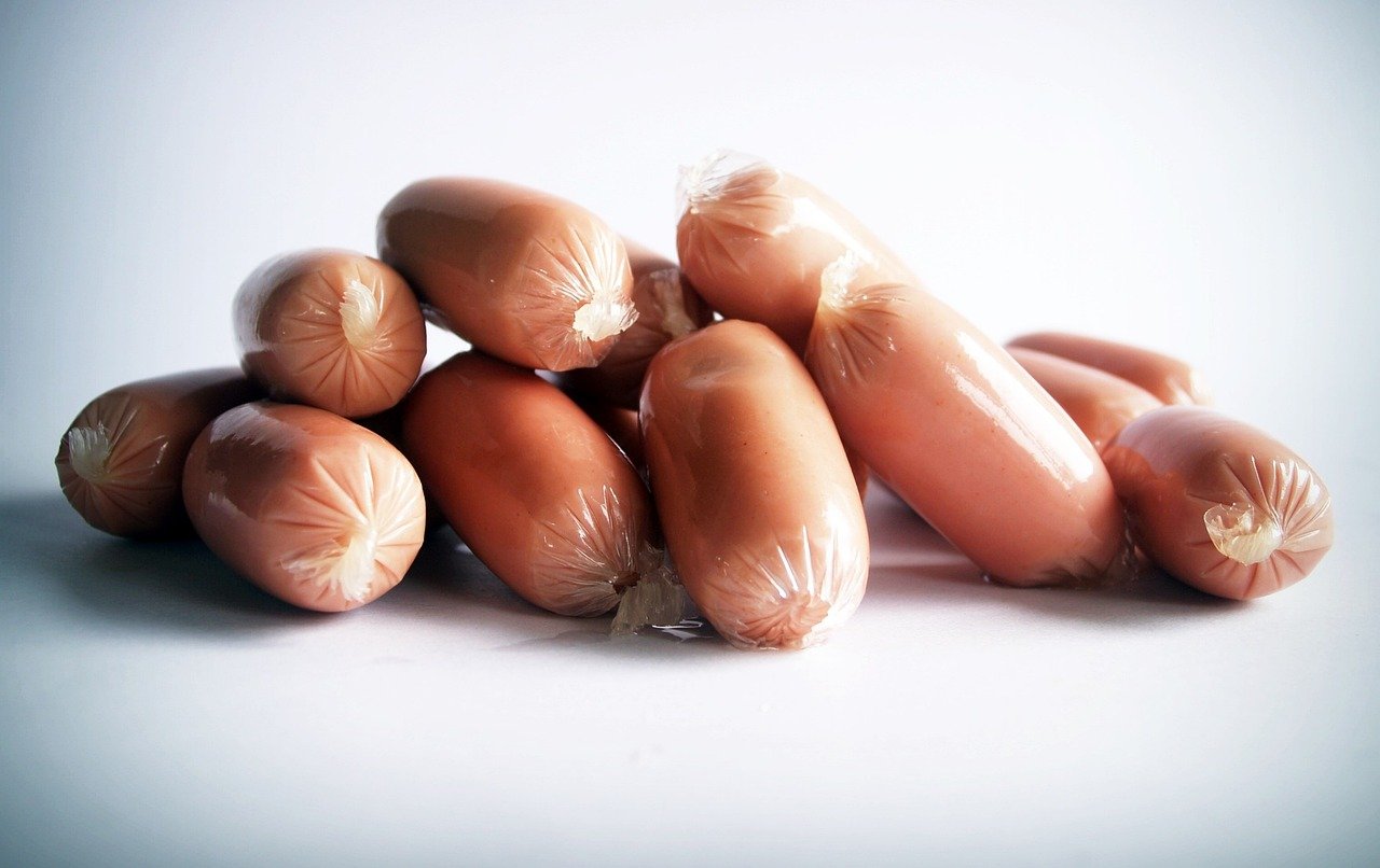 Atualmente, há diversos tipos de salsichas disponíveis no mercado brasileiro, com carne bovina, suína ou de frango. Elas costumam ser feitas da carne que sobra e fica presa no osso do animal e também de miúdos moídos.