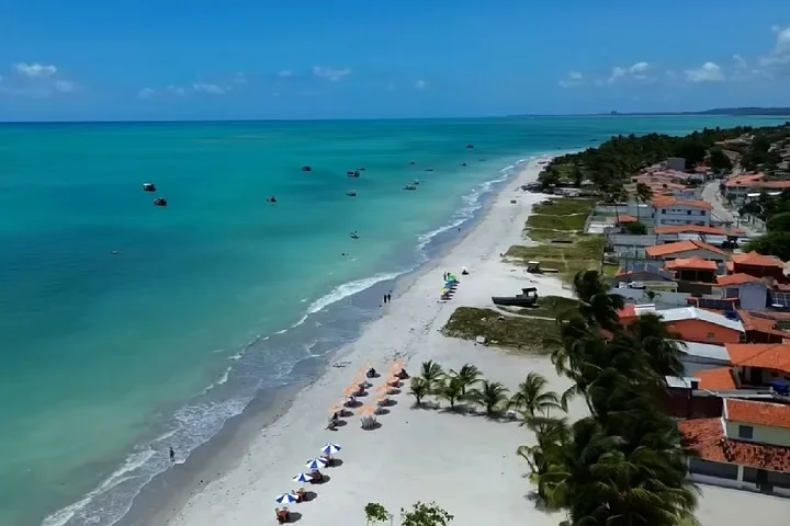 A Ilha de ItamaracÃ¡ Ã© um dos destinos mais encantadores do litoral norte de Pernambuco, situada a cerca de 40 km do Recife.