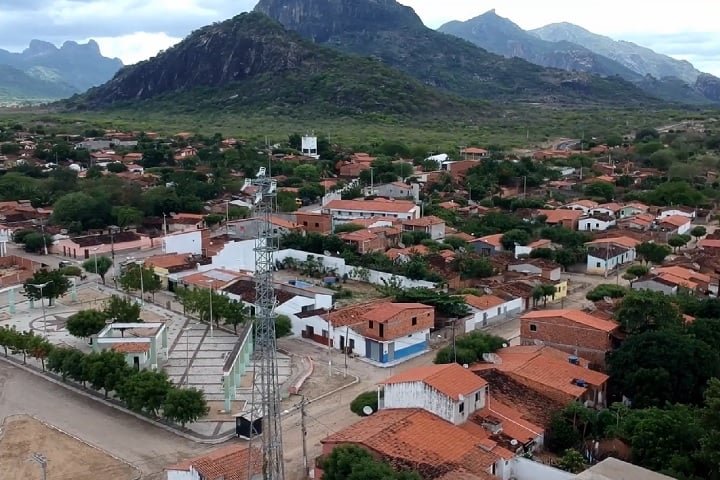 Com cerca de 23 mil habitantes, IrauÃ§uba fica situado a aproximadamente 155 km da capital Fortaleza.