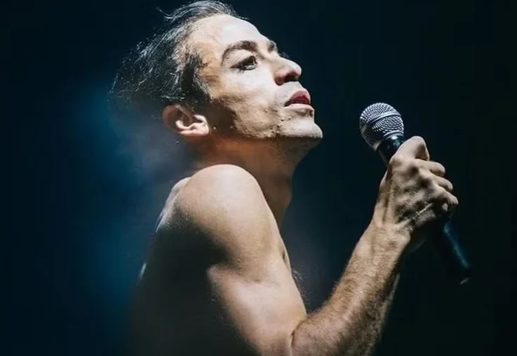 No longa-metragem, o ator JesuÃ­ta Barbosa interpreta Ney Matogrosso. Ele emagreceu 12 quilos e fez aulas de danÃ§a para encarnar o cantor, conhecido pelo vigor que exibe nos palcos.
