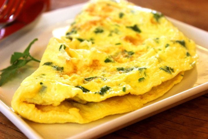 O ovo é um produto que facilmente pode gerar inúmeras receitas diferentes. Entre elas, mexido, omelete, pochê, assim como aparecer como acompanhamento em sanduíches.