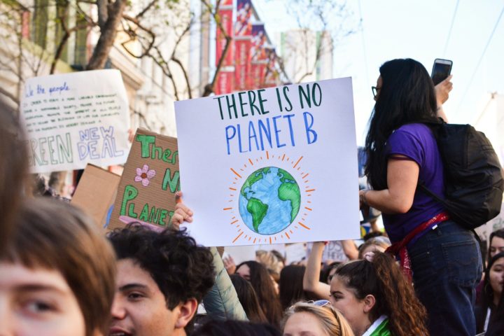 Os dados do estudo foram divulgados na revista científica "The Lancet Planetary Health" e mostraram que, entre os países analisados, 59% dos jovens estão muito ou extremamente preocupados com as mudanças climáticas.