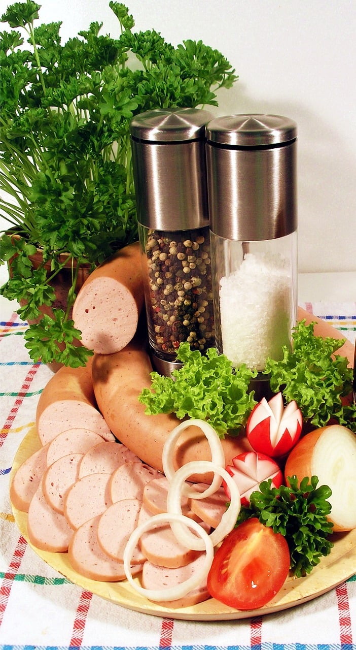 No entanto, os conservantes e aditivos incorporados à salsicha - para garantir seu aspecto, textura, sabor e cor - são prejudiciais à saúde. De acordo com a OMS (Organização Mundial de Saúde), consumir cerca de 50 g de carne processada diariamente já é arriscado para a saúde.