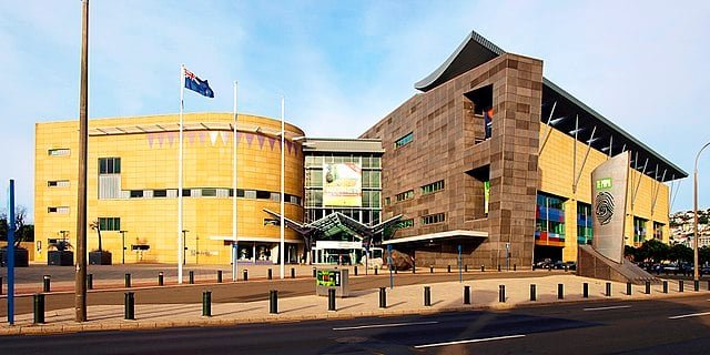 Te Papa Tongarewa (1998)
O Museu Nacional da Nova Zelândia, em Wellington, é referência em cultura maori e história do país. Com exposições interativas e um vasto acervo, atrai milhões de visitantes todos os anos.