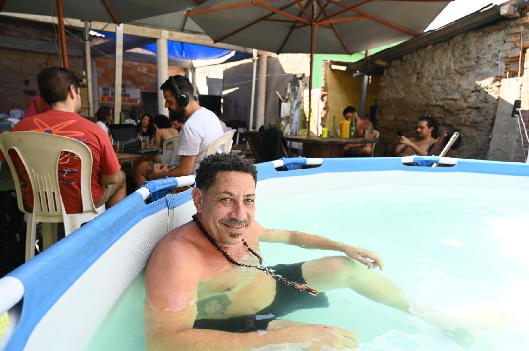 No Quintal do Degas, nos dias de calor extremo, uma piscina é disponibilizada para refresco