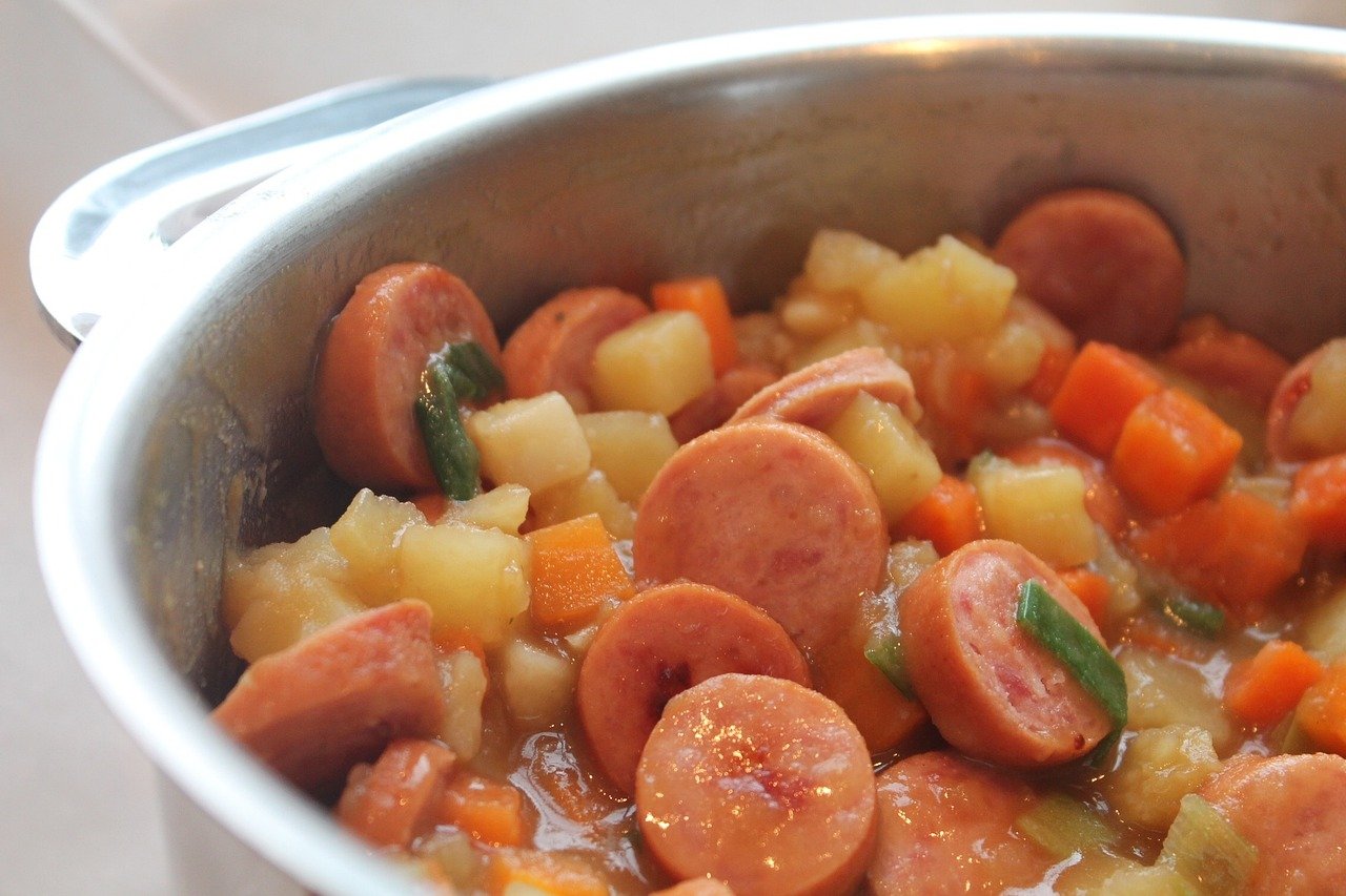 Consumir salsicha regularmente - e outros ultraprocessados, como mortadela, linguiça, hambúrguer e frango empanado (nuggets) - aumenta o risco de diversas doenças: diabetes, obesidade, doenças cardiovasculares, hipertensão, depressão e distúrbios do humor, síndrome metabólica, asma,  AVC e câncer.