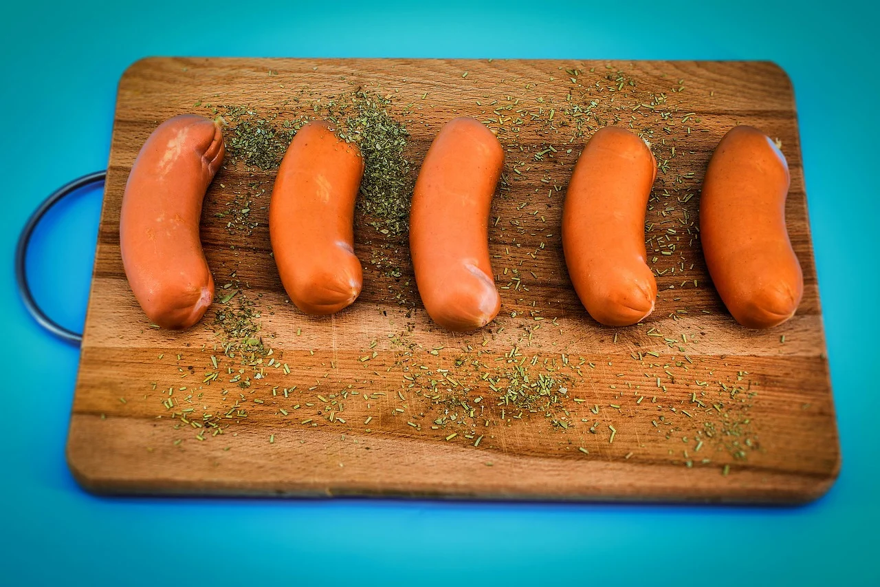 "A salsicha fornece uma grande quantidade de proteínas. Isso pode contribuir para reduzir a desnutrição calórica. Mas é um ultraprocessado que deve ser consumido com moderação para não ser prejudicial ao organismo", destacou Paulo Henkin, nutrólogo e diretor da Abran (Associação Brasileira de Nutrologia).