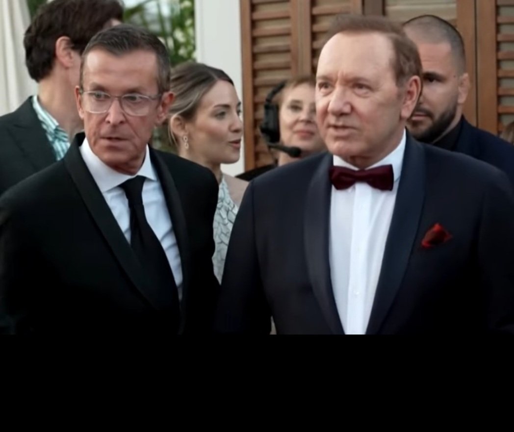 Kevin Spacey chora e tenta retomar carreira após processo por assédio